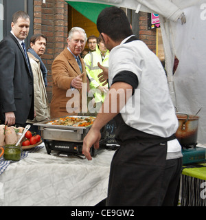 Prinz Charles versucht italienisches Essen, zubereitet von Alessio Garau (rechts) bei einem Besuch in unteren Marsh Markt, Waterloo, London. Stockfoto