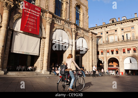 Ein Radfahrer in der Piazza Maggiore Bologna Emilia-Romagna Italien Stockfoto