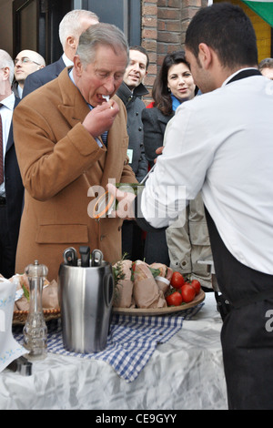 Prinz Charles versucht italienisches Essen, zubereitet von Alessio Garau (rechts) bei einem Besuch in unteren Marsh Markt, Waterloo, London. Stockfoto