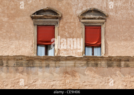 Fensterdetail des Palazzo D'Accursio Rathaus Bologna Emilia-Romagna Italien Stockfoto