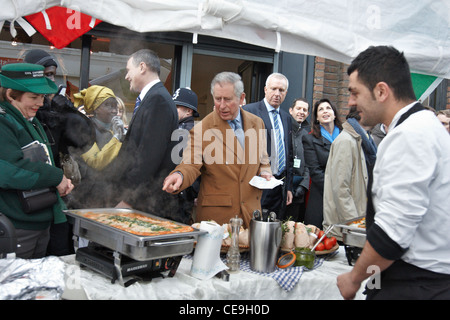 Prinz Charles versucht italienisches Essen, zubereitet von Alessio Garau (rechts) bei einem Besuch in unteren Marsh Markt, Waterloo, London. Stockfoto