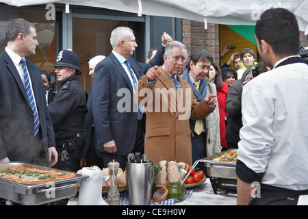 Prinz Charles versucht italienisches Essen, zubereitet von Alessio Garau (rechts) bei einem Besuch in unteren Marsh Markt, Waterloo, London. Stockfoto