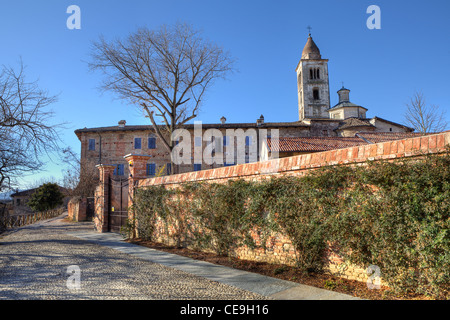 Alten verlassenen Abtei und alte Kirche hinter Brick wall in der Stadt von La Morra, Norditalien. Stockfoto