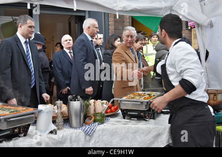 Prinz Charles versucht italienisches Essen, zubereitet von Alessio Garau (rechts) bei einem Besuch in unteren Marsh Markt, Waterloo, London. Stockfoto