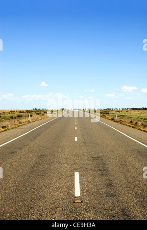 Eine einsame Landstraße in Western New South Wales, Australien Stockfoto