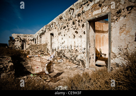 Verlassene Einkaufswagen in einem zerstörten Gebäude, El Cotillo, Fuerteventura Stockfoto