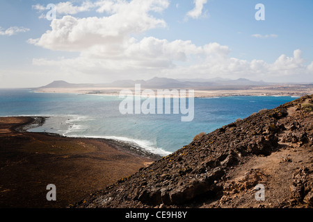 Der Blick vom Meer aus vulkanischen Krater auf der Insel Lobos, in der Nähe von Corralejo, Fuerteventura, Spanien Stockfoto