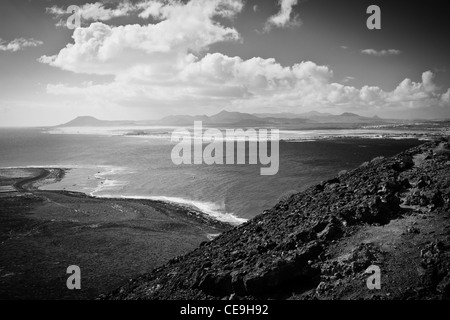 Der Blick vom Meer aus vulkanischen Krater auf der Insel Lobos, in der Nähe von Corralejo, Fuerteventura, Spanien Stockfoto