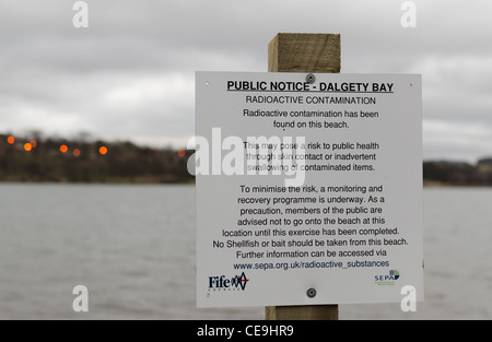 Öffentliche Bekanntmachung Warnung von radioaktiven Verunreinigungen am Dalgety Bay Beach gefunden. Stockfoto