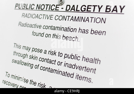 Öffentliche Bekanntmachung Warnung von radioaktiven Verunreinigungen am Dalgety Bay Beach gefunden. Stockfoto