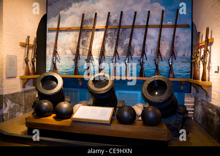 Das Artillerie-Zimmer (Museumsausstellung / Royal Armouries Kammer) in das Innere des weißen Turm am Tower of London. VEREINIGTES KÖNIGREICH. Stockfoto