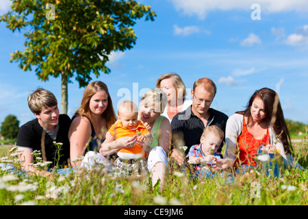 Familie und Multi-Generation-Mutter, Vater, Kinder und Großmutter Spaß auf Wiese im Sommer Stockfoto