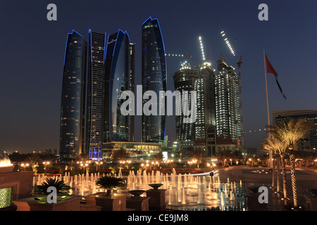 Wolkenkratzer in Abu Dhabi in der Abenddämmerung, Vereinigte Arabische Emirate Stockfoto