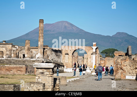 Ruinen von Pompeji mit dem Vesuv im Hintergrund. Stockfoto