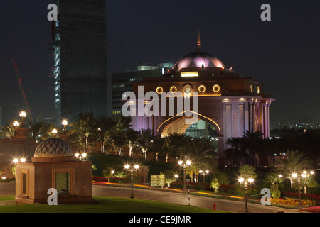 Emirates Palace in der Nacht, Abu Dhabi, Vereinigte Arabische Emirate Stockfoto