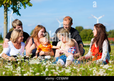 Familie und Multi-Generation-Mutter, Vater, Kinder und Großmutter Spaß auf Wiese im Sommer Stockfoto