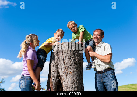 Glückliche Familie Ausflug im Sommer - entdeckten sie einen Stamm Stockfoto