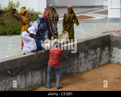 PURI, Indien - NOV 19 - indische Frauen tragen schwere Lasten, während Re Hotelbau am 19. November 2009 in Puri, Indien Stockfoto