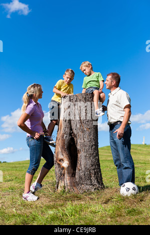 Glückliche Familie Ausflug im Sommer - entdeckten sie einen Stamm Stockfoto