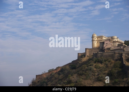 Burg und Stadtmauer der Kumbhalgarh Fort in Rajasthan, Indien, Asien Stockfoto