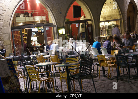 FIGEAC, Frankreich - SEP 22 - Abend Gäste entspannen Sie sich in ein Restaurant im Freien am Sep 22, 2011 in Figeac, Frankreich Stockfoto