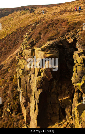 Walkers Anrechnung für die Pennine Way auf dem Bergrücken oberhalb Edale im Peak District in Derbyshire, England. Stockfoto