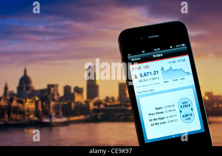 FTSE-iPhone-Bildschirm, der 2012 Live-Handelstag an den FTSE 100 Londoner Aktienmärkten mit der City of London und der Themse im Hintergrund London UK anzeigt Stockfoto