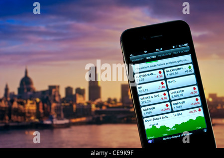 FTSE 100 iPhone Bildschirm zeigt 2012 schlechte Handelstag auf FTSE 100 London Stock Markets mit City of London und der Themse im Hintergrund Stockfoto