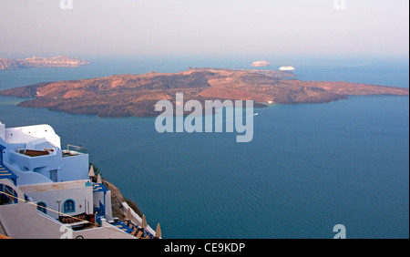 Blick auf Palea Kameni, Vulkan vor der Küste von Santorini, Griechenland, am frühen Morgen Stockfoto