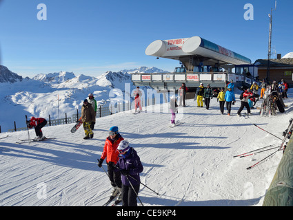 Skifahrer, Tignes, Tovier, Aeroski heben, Tignes, Vanoise Naturpark, Rhône-Alpes, Frankreich, Europa Stockfoto