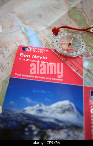 Artillerie-Übersicht Diagramm für Ben Nevis und einen Kompass auf ein anderes OS-Karte Stockfoto