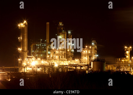 Ein Blick auf eine Öl-Raffinerie in der Nacht Stockfoto
