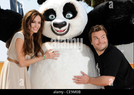 Jack Black und Angelina Jolie in ein Foto-Shooting für Kung Fu Panda 2 auf der 64. Internationalen Filmfestspiele in Cannes. Stockfoto