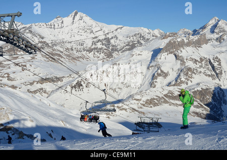 Skifahrer, chair Lift, Tignes, Vanoise Natur Park, Alpen, Savoir, Frankreich, Europa Stockfoto