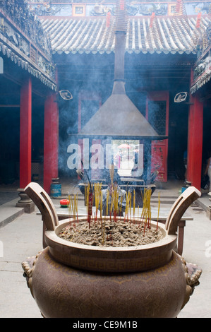 Duftenden Rauch von Räucherstäbchen erfüllt die Thien-Hau-Tempel, ein Liebling der Matrosen, in Ho-Chi-Minh-Stadt (Saigon), Vietnam. Stockfoto