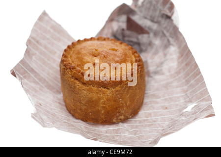 Kleine Pork Pie auf Packpapier Stockfoto