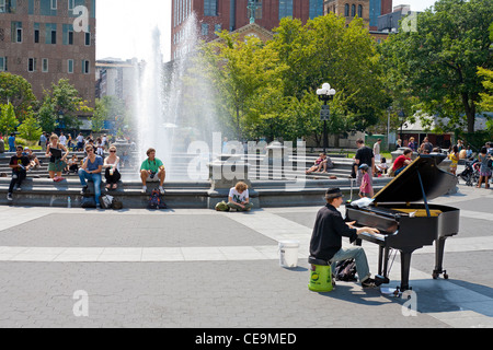 Ein Klavierspieler sein Klavierspiel im Washington Square Park in Manhattan, New York City. Stockfoto