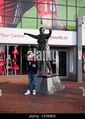 Fußballfans außerhalb Anfield Fußball Stadion Liverpool von der Statue von Bill Shankly posiert Stockfoto