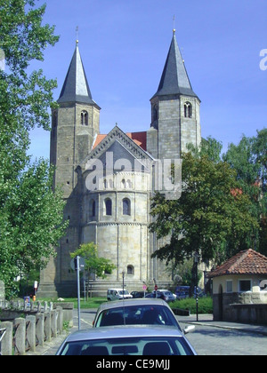 Die St. Godehard Kirche in Hildesheim ist ein historisches romanisches Bauwerk, das für seine architektonische Bedeutung und religiöse Bedeutung bekannt ist. Die Kirche ist ein herausragendes Merkmal des städtischen Erbes. Stockfoto