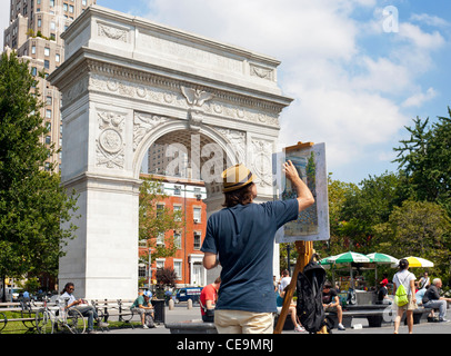 Ein Künstler arbeitet an seiner Malerei im Washington Square Park in Manhattan, New York City. Stockfoto