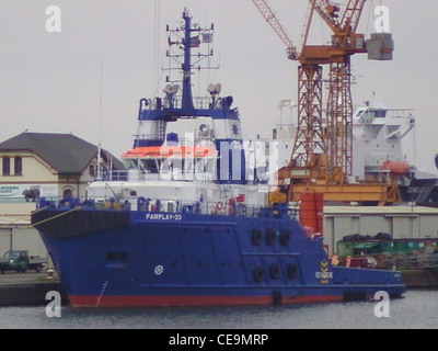 Das Hochsee-Twin Schraube Anchor Handling tug (AHT) Fairplay-33 auf der Lloyd Werft in Bremerhaven. Stockfoto