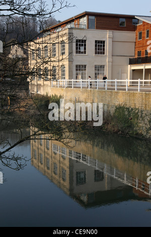 Reflexionen im Fluss Avon, Bradford on Avon, Wiltshire, England, Großbritannien Stockfoto