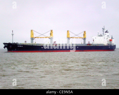 Der Massengutfrachter Elpida S wird auf der Weser eingehend gesehen und transportiert Fracht auf einer der wichtigsten deutschen Wasserstraßen an sein Ziel. Stockfoto
