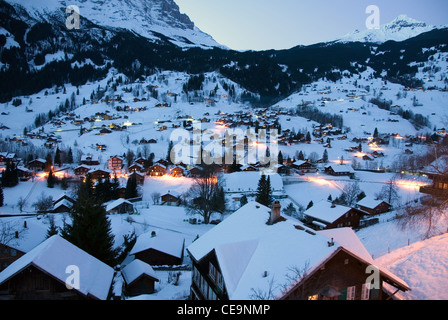 Eine Szene vor Sonnenaufgang im malerischen Dorf Grindelwald, Schweiz Stockfoto