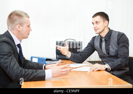Junge kaukasischen Mann Geschäftsleute mit Geschäftsunterlagen bei der Arbeit Stockfoto