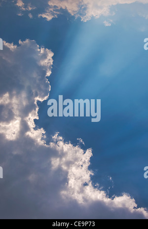 Sonne, Strahlen hinter Wolken Stockfoto
