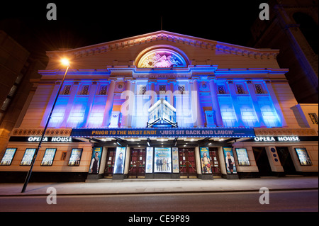 Das Opernhaus Theater an der Quay Street in Manchester, in einer dunklen Nacht genommen. Stockfoto