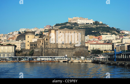 Blick auf den Hafen von Neapel mit Castel Nuovo und Sant Elmo vom Boot Stockfoto