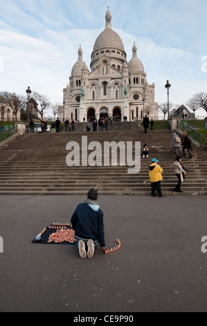 Einen Blick auf die Sacré Coeur Kirche in Montmartre int am Morgen Stockfoto