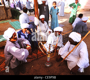 Eine Gruppe von ägyptischen Männer rauchen Sheesha/Shisha-Pfeifen, Assuan, Ägypten Stockfoto